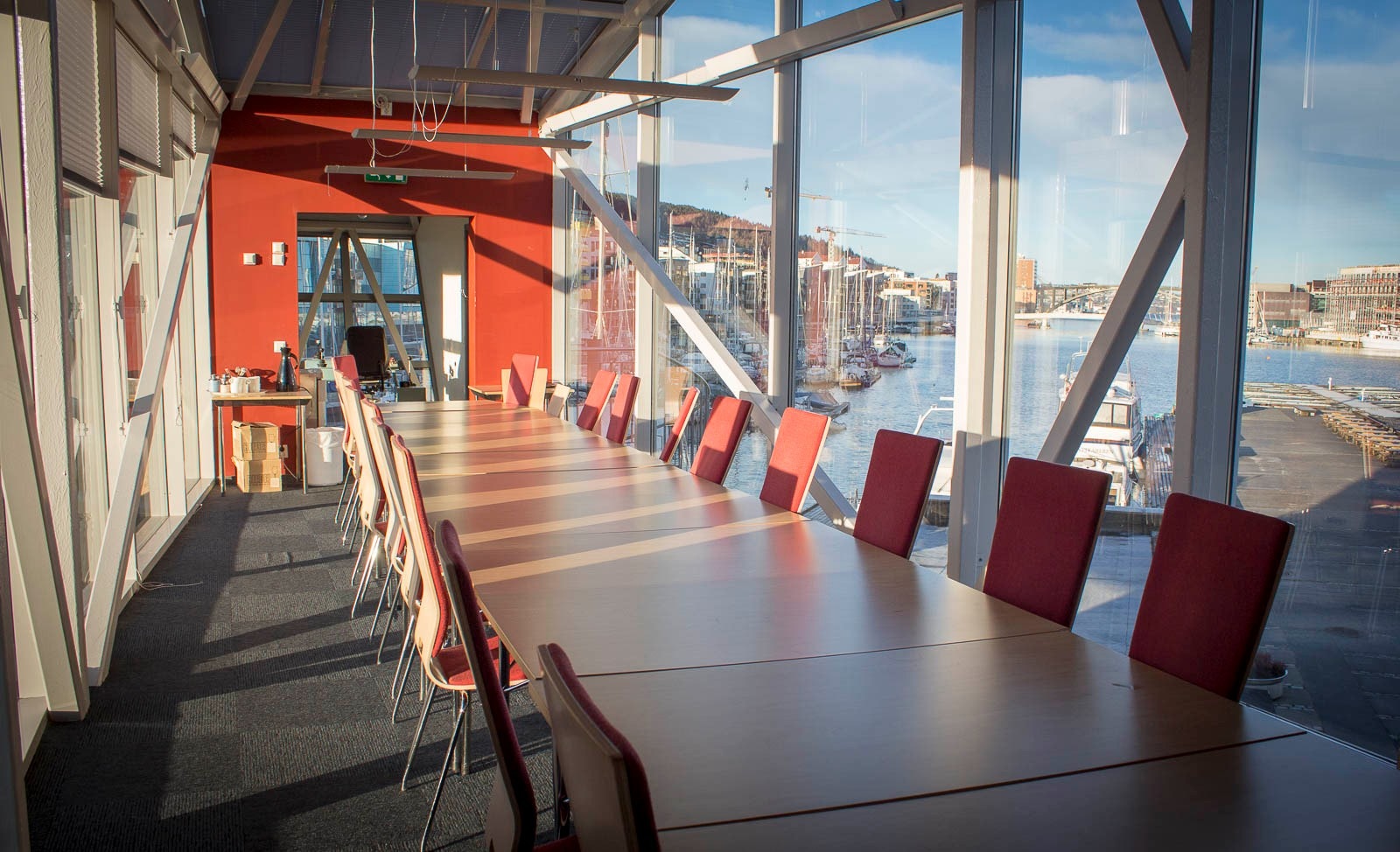 Arrangere møte/seminar? Våre leietakere får tilgang til møterom og auditorium, som enkelt bookes via egen app. Galleribilde