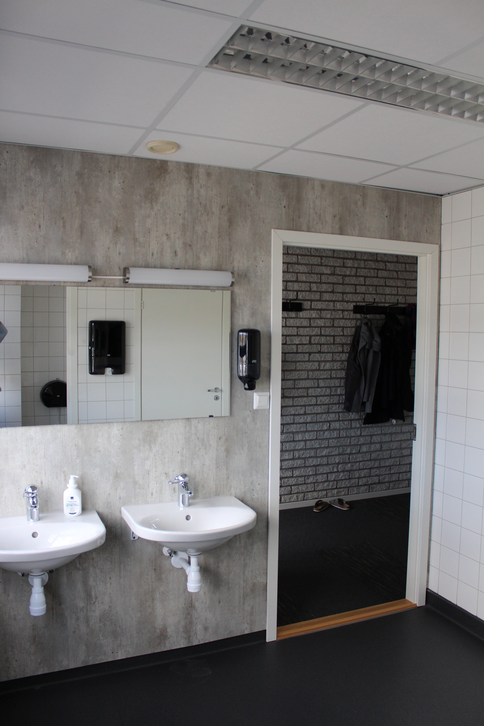 Romslig herre og damegarderobe med WC, dusj og garderobeløsning. Galleribilde