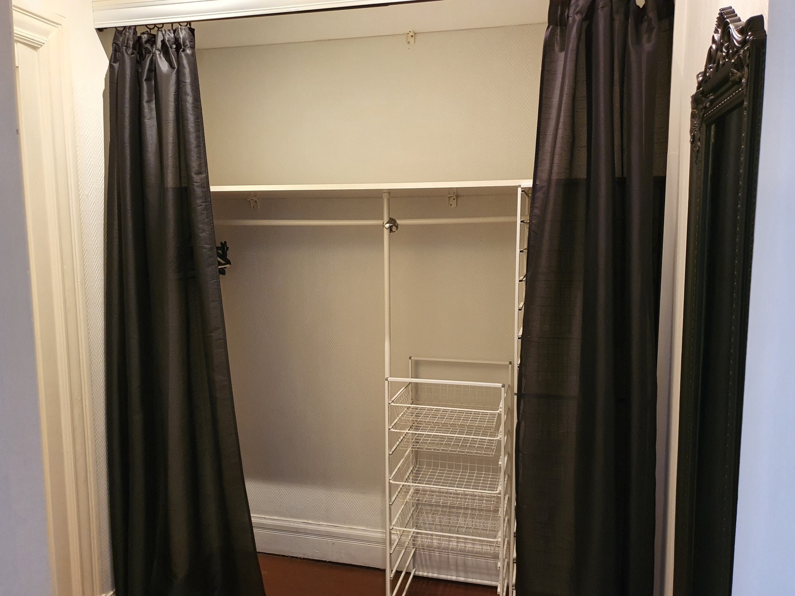 Garderobe med god plass Galleribilde