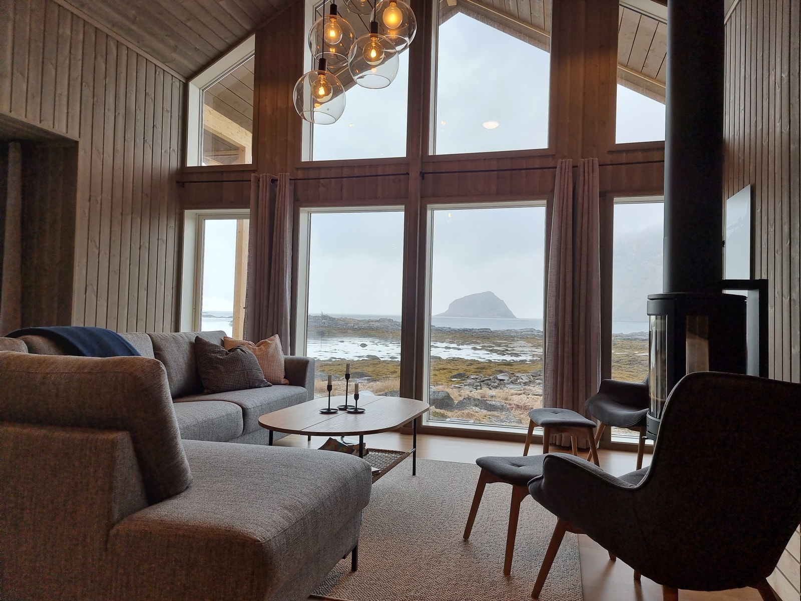 Romslig sofa, et flott sted og slappe av og nyte utsikten etter en tur. Galleribilde