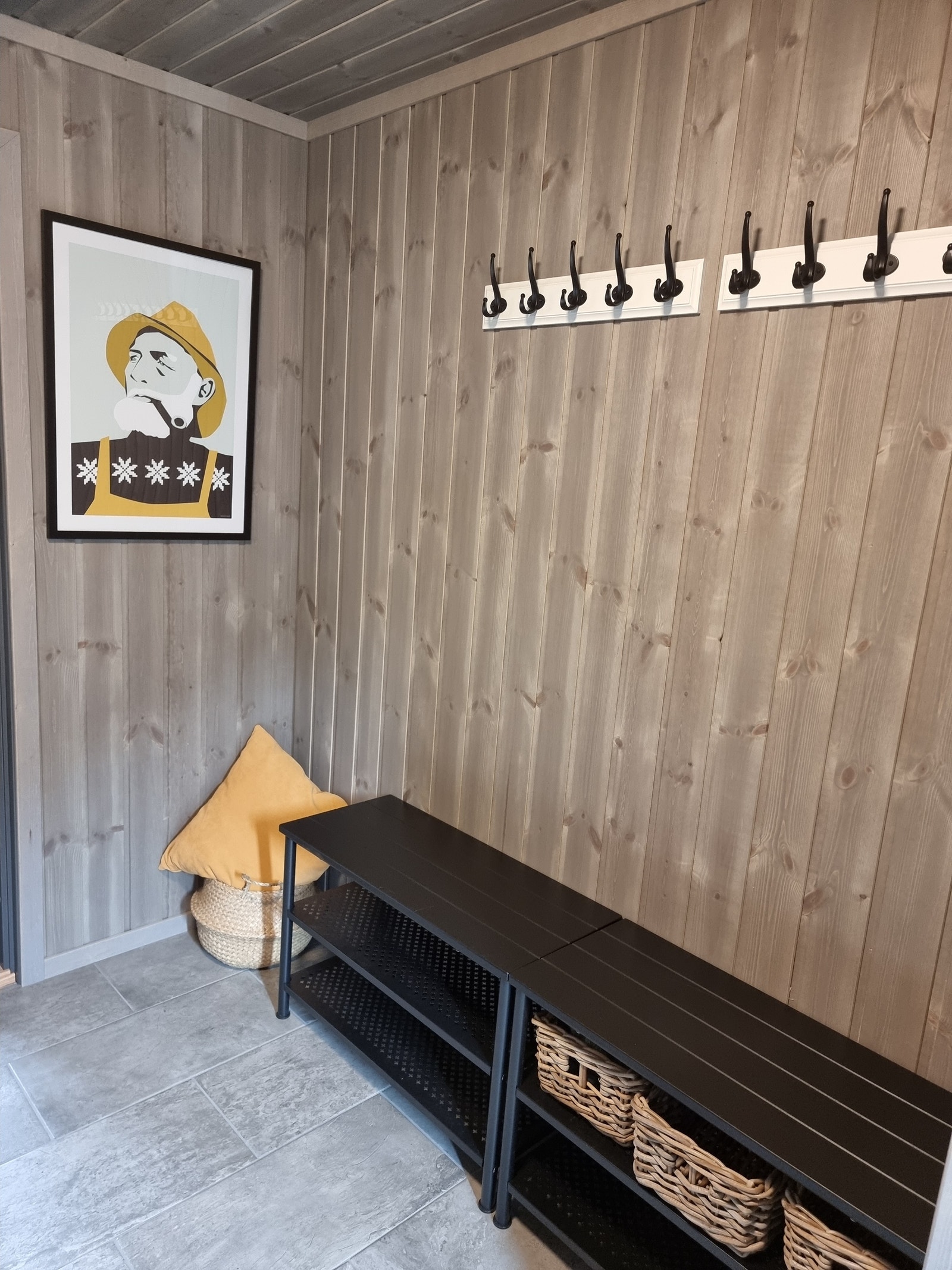 Romslig gang med god plass til sko og ytterklær. Galleribilde