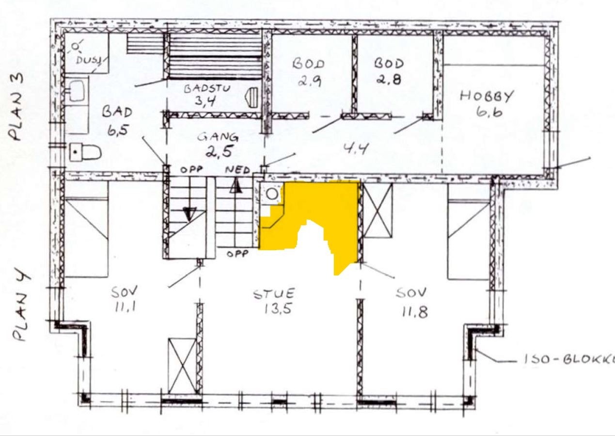 Grunnplan med 2 sov, stue og kjøkken, bad, badstu, bodplass og inngang (kjøkkenkrok merket med gult) Galleribilde