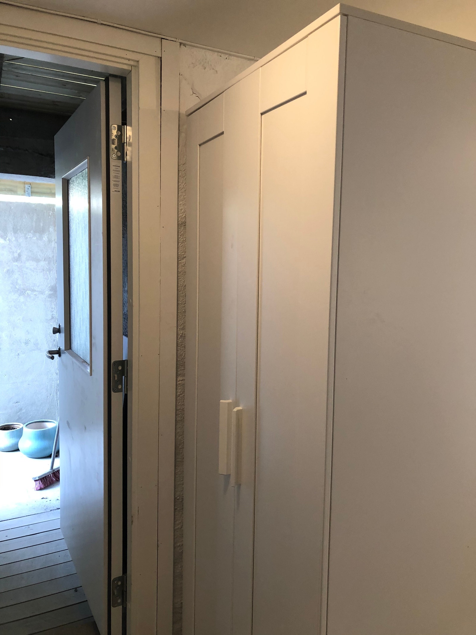 Gang med garderobe Galleribilde