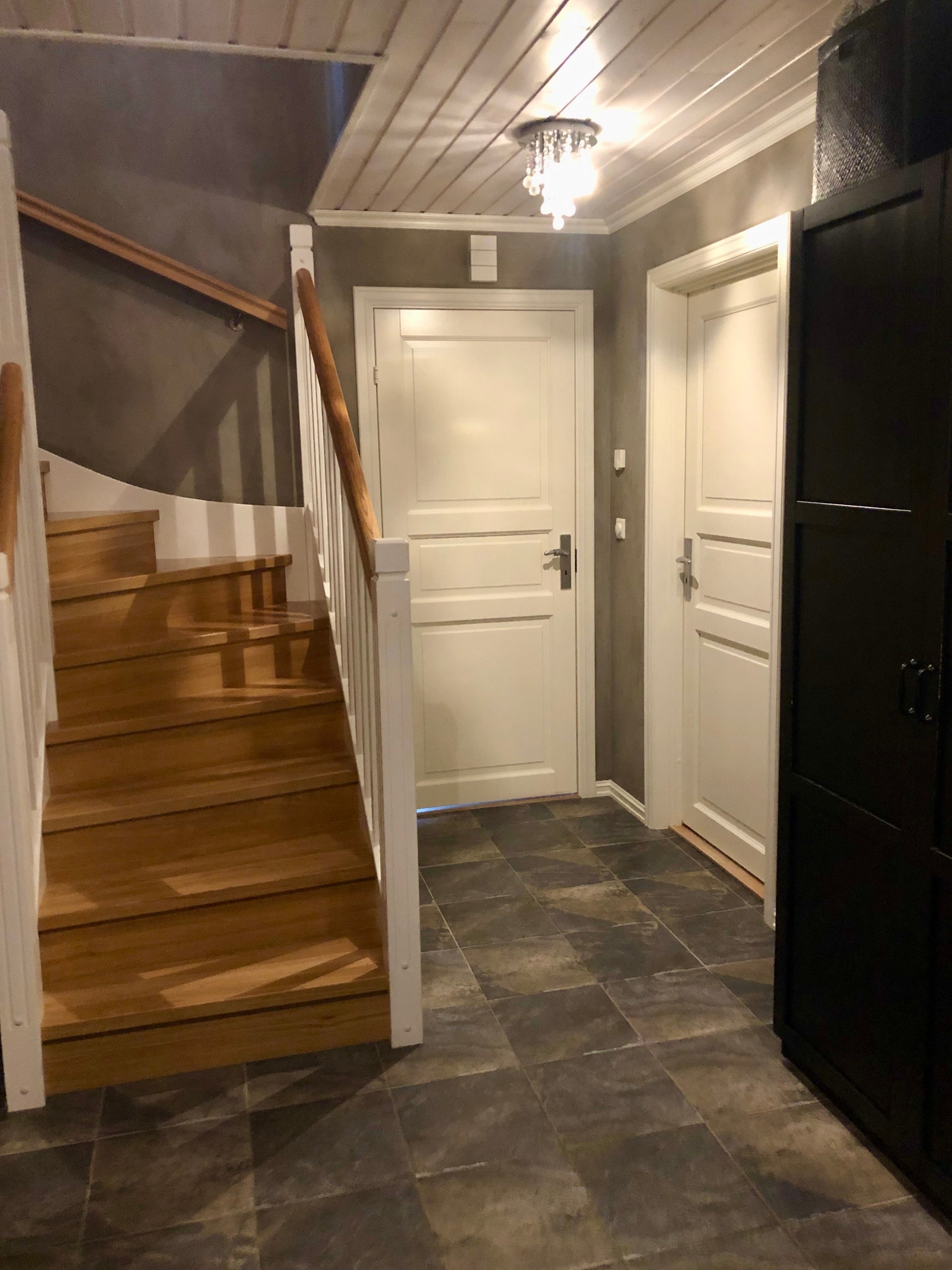 Heltre eiketrapp med kott under Galleribilde