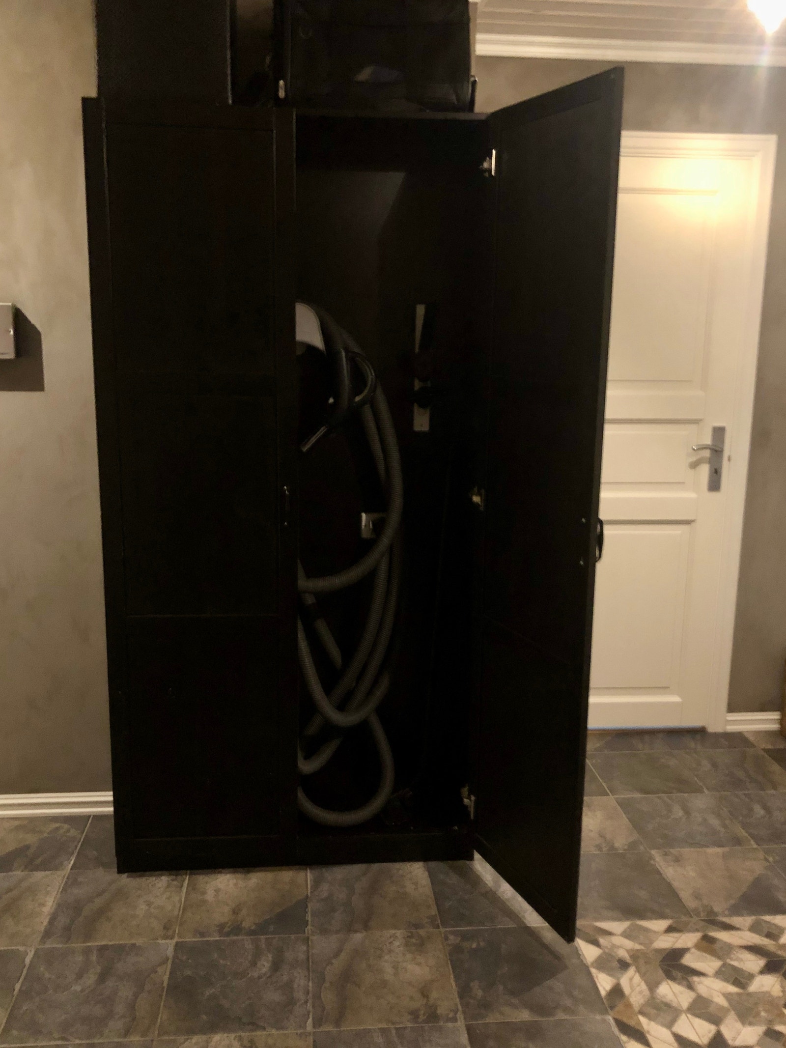 Hallen har skap til sentralstøvsuger Galleribilde