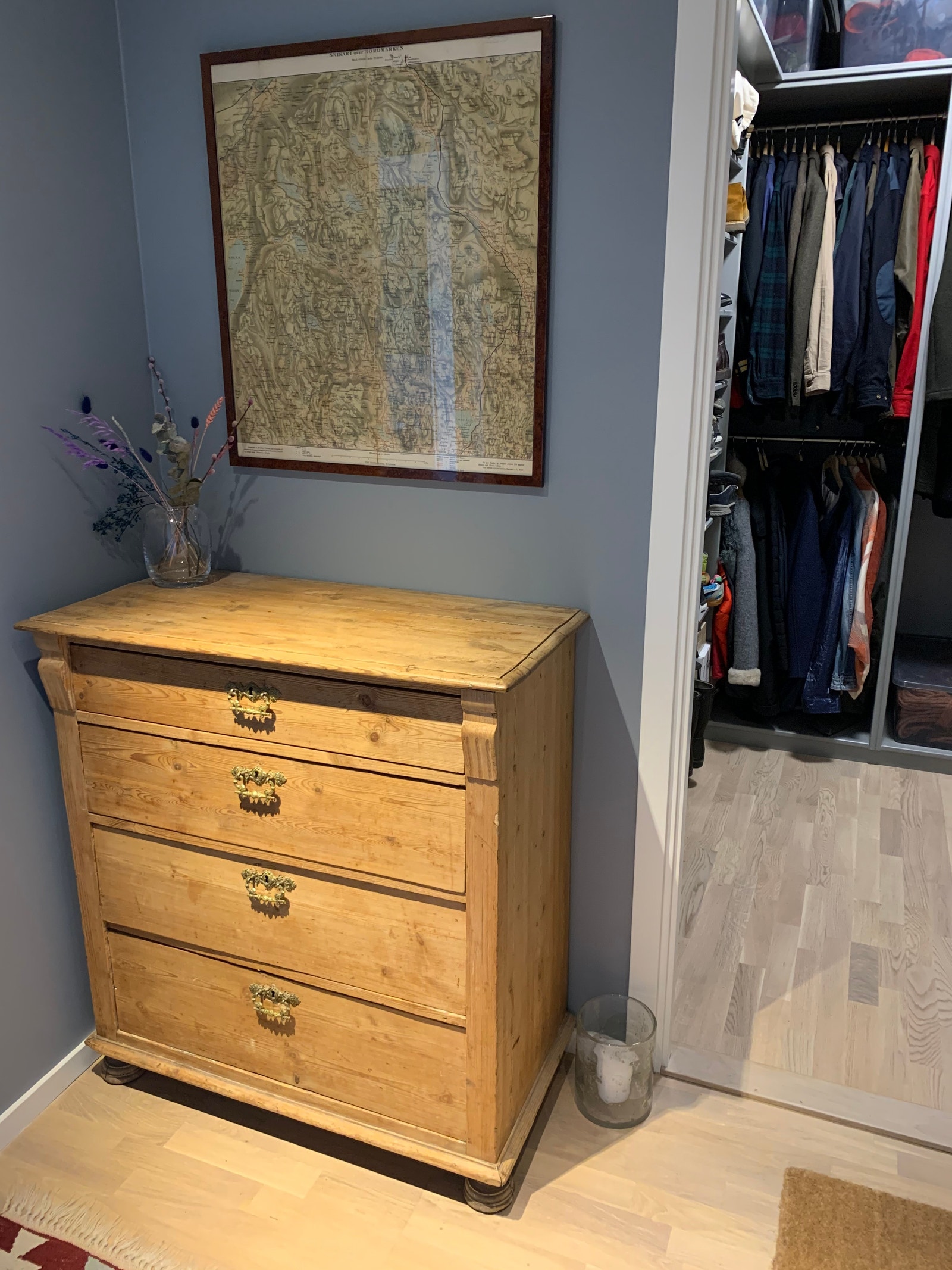Gangen leder inn til bod med plassbygd garderobe Galleribilde
