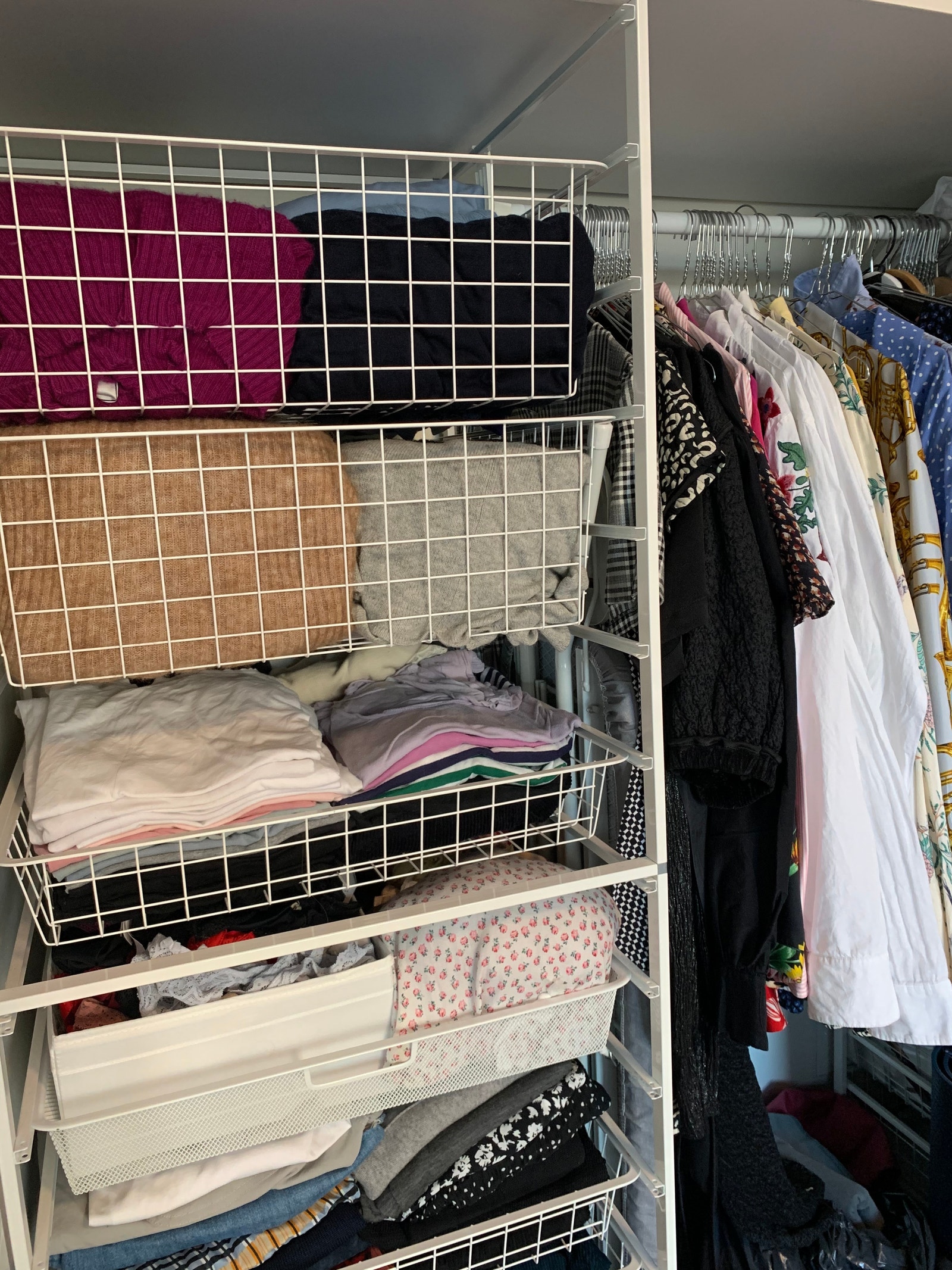 Stor skyvedørsgarderobe med Elfa-hyllesystem følger med Galleribilde