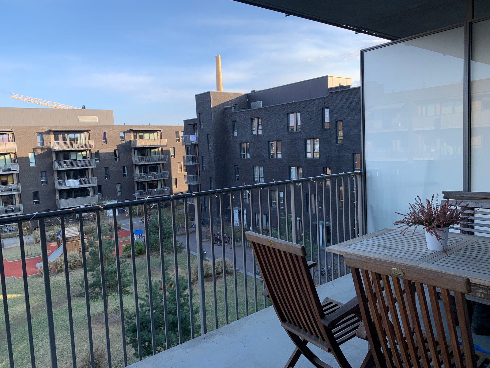 Romslig balkong med sollys fra ca 09-14 Galleribilde