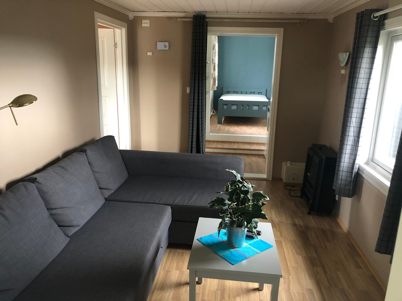 Stue med inngang hybelkjøkken, soverom og bad. Dør venstre til ekstra rom Galleribilde