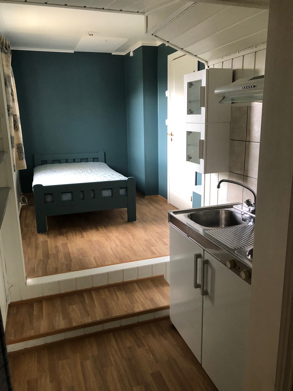 Hybelkjøkken og videre inn til soverom og bad Galleribilde