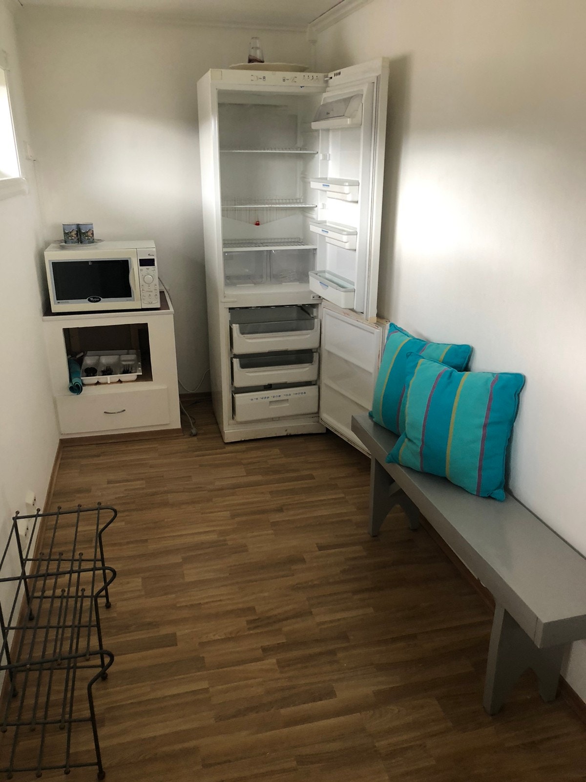 Gang med ekstra kjøleskap som har frysedel og mikrobølgeovn Galleribilde