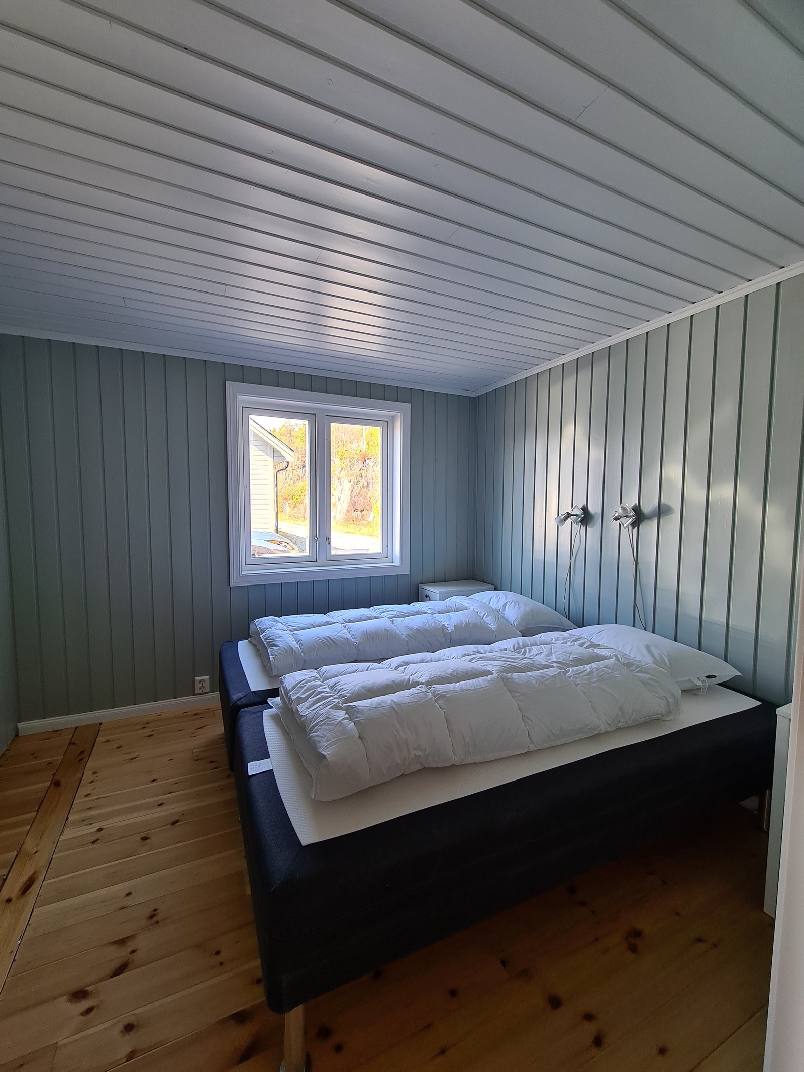 Soverom nr 5, nede. 2 rammemadrasser a 90 cm. Klesskap og kommode. Galleribilde