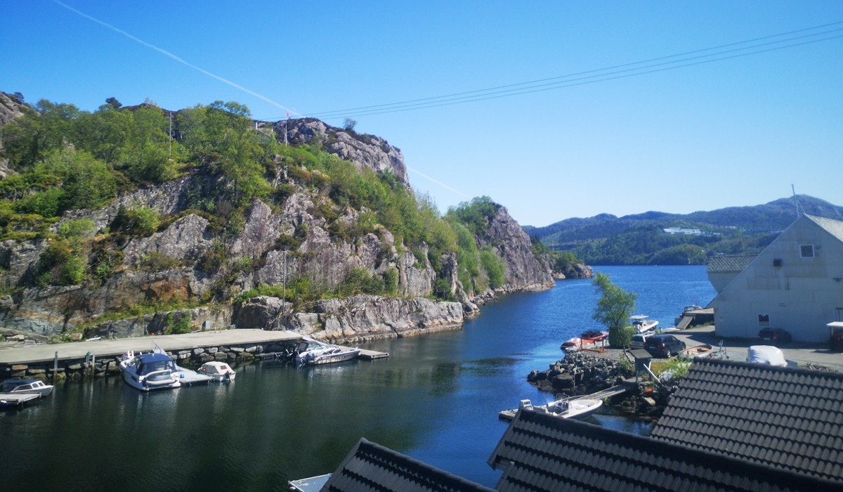 Rett ved byfjorden Galleribilde