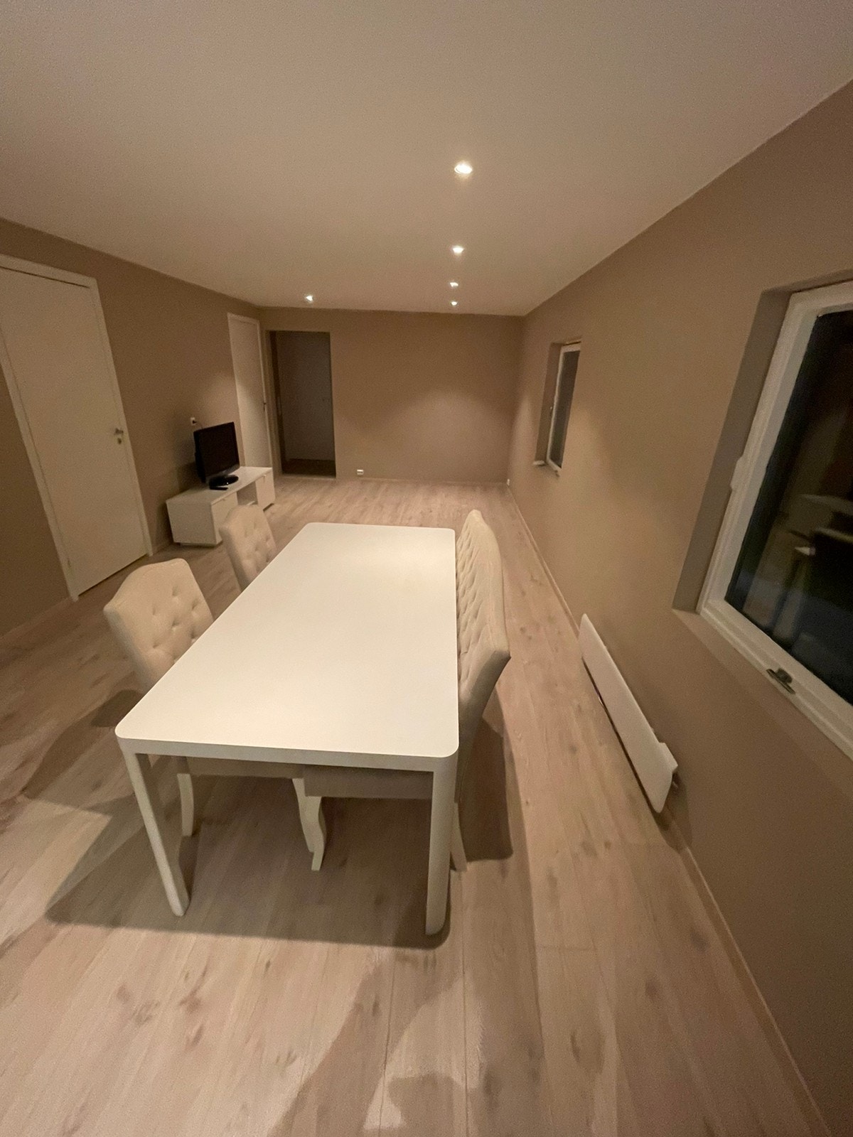 Det følger også med sofa og sofabord som ikke er avbildet her Galleribilde