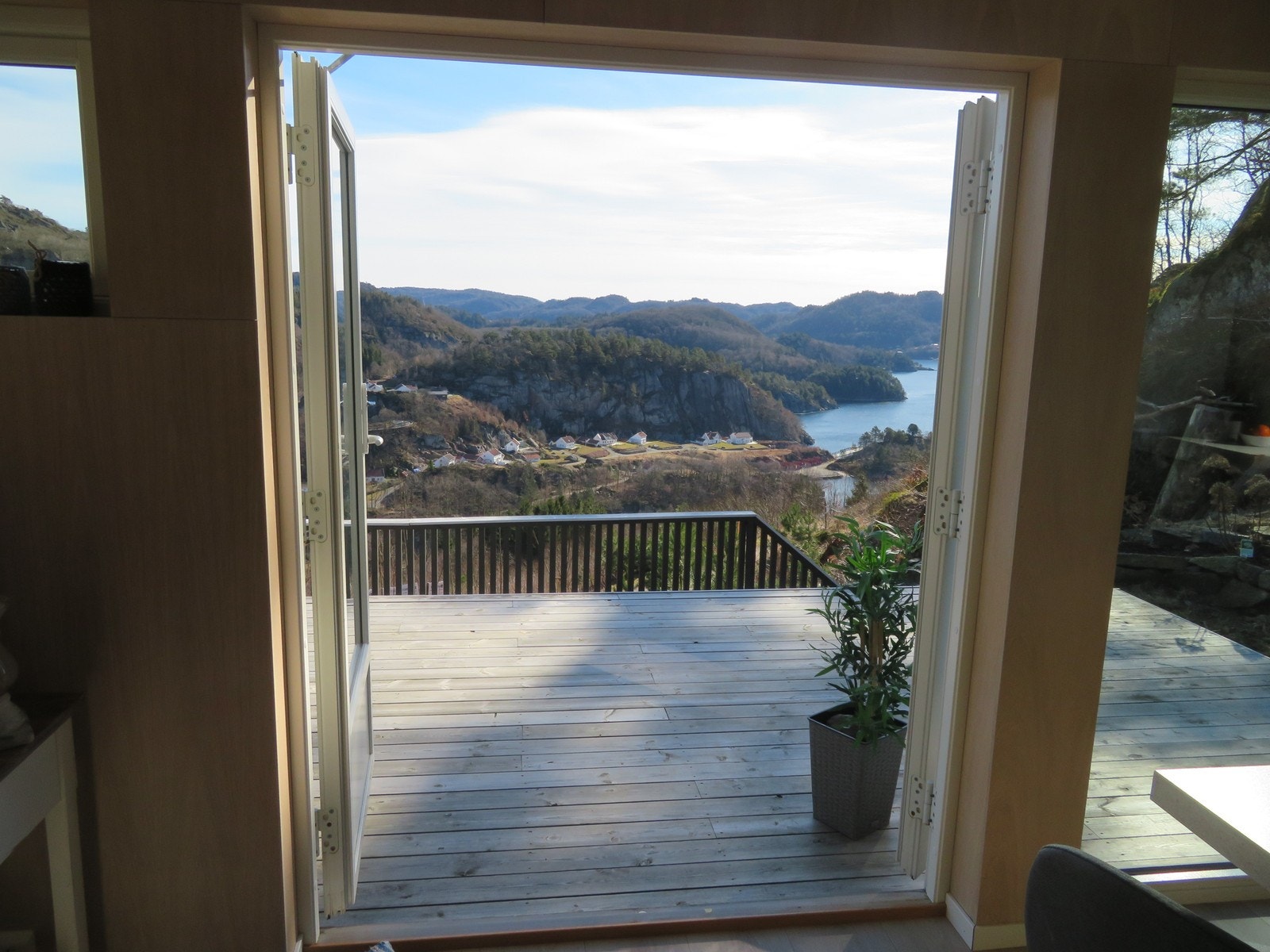 Dobbeltdører ut fra kjøkkenet Galleribilde