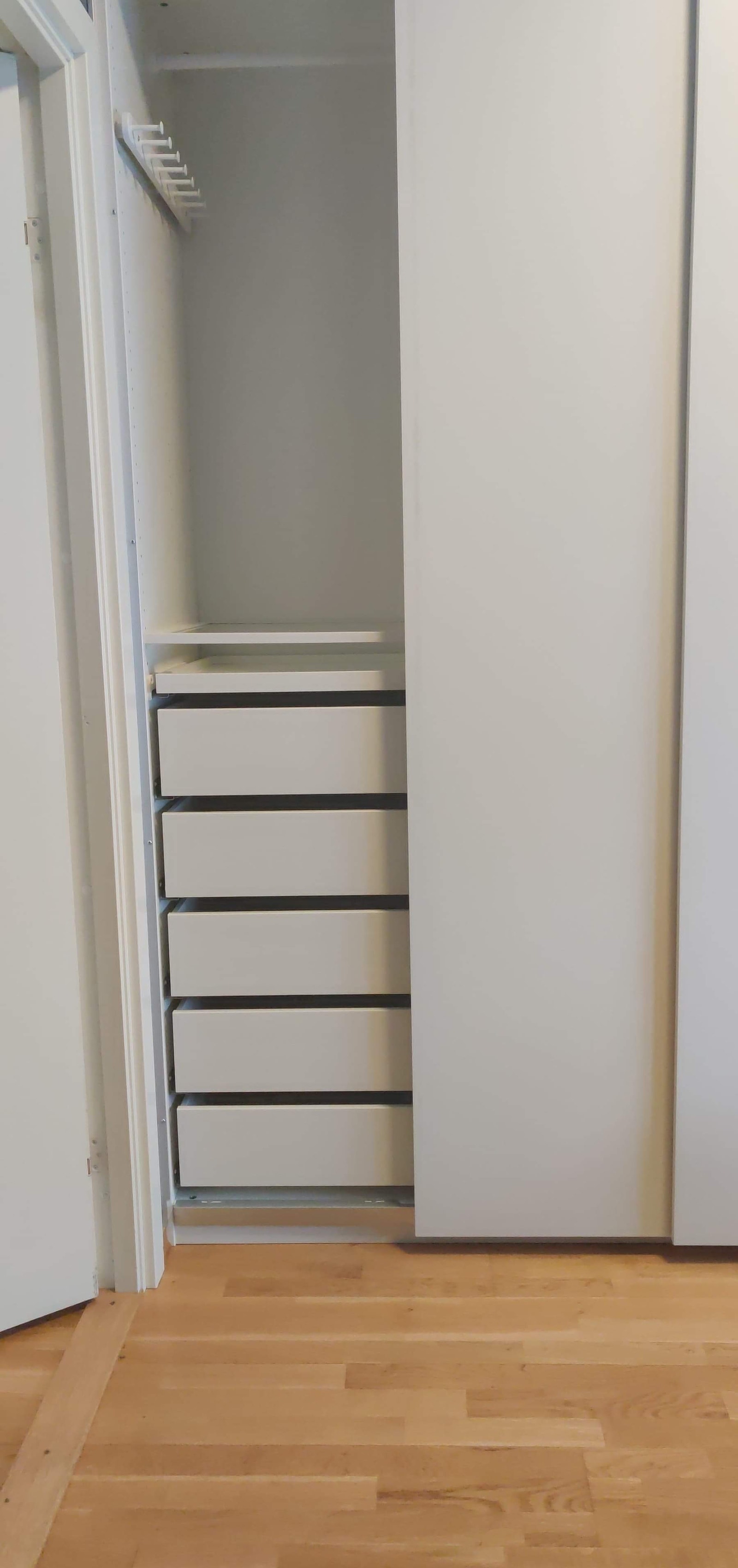 Garderobeskap på rommet Galleribilde