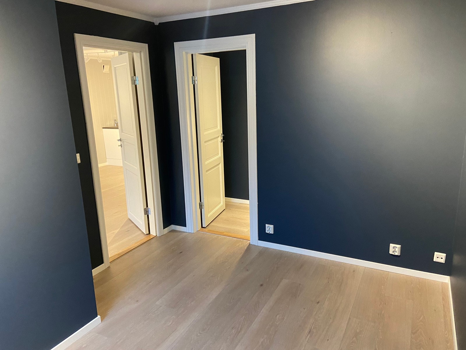 Sov med inngang til bod Galleribilde