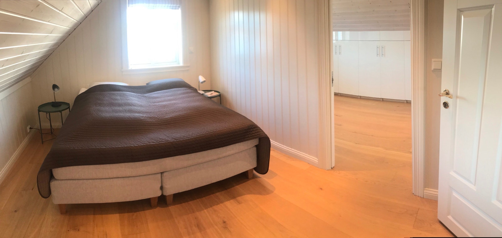Soverom 1 med tilstøtende barnerom/kontor/walk in closet hovedhus Galleribilde