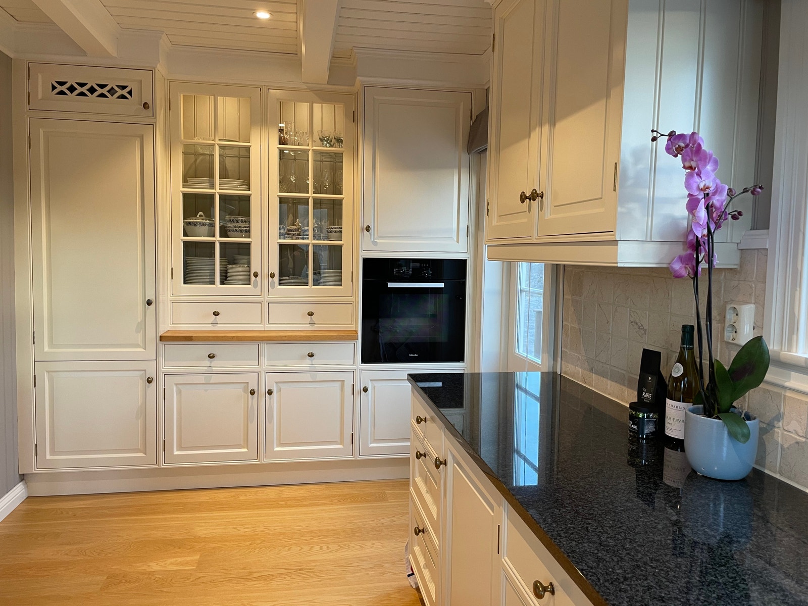 Lekkert kjøkken med benkeplater i stein Galleribilde