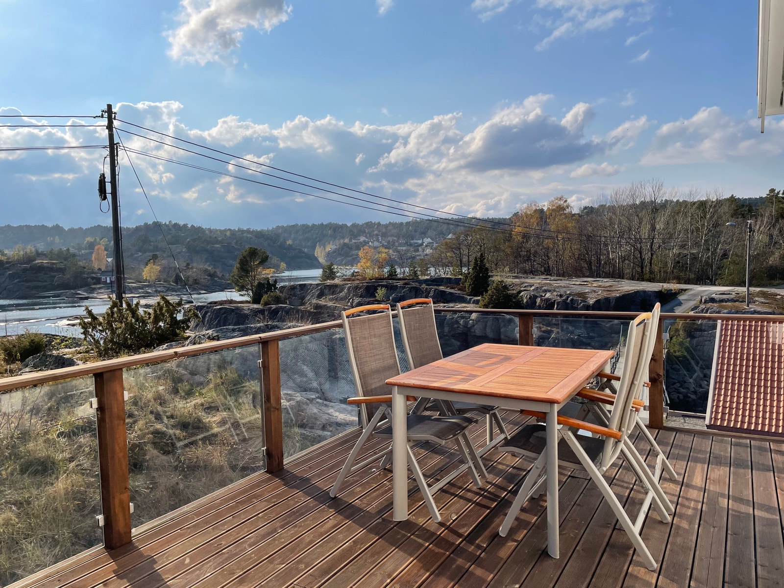 Veranda med sol fra tidlig formiddag og helt til den går ned. Flott utsikt inn mot Bergøya og Gjeving Galleribilde