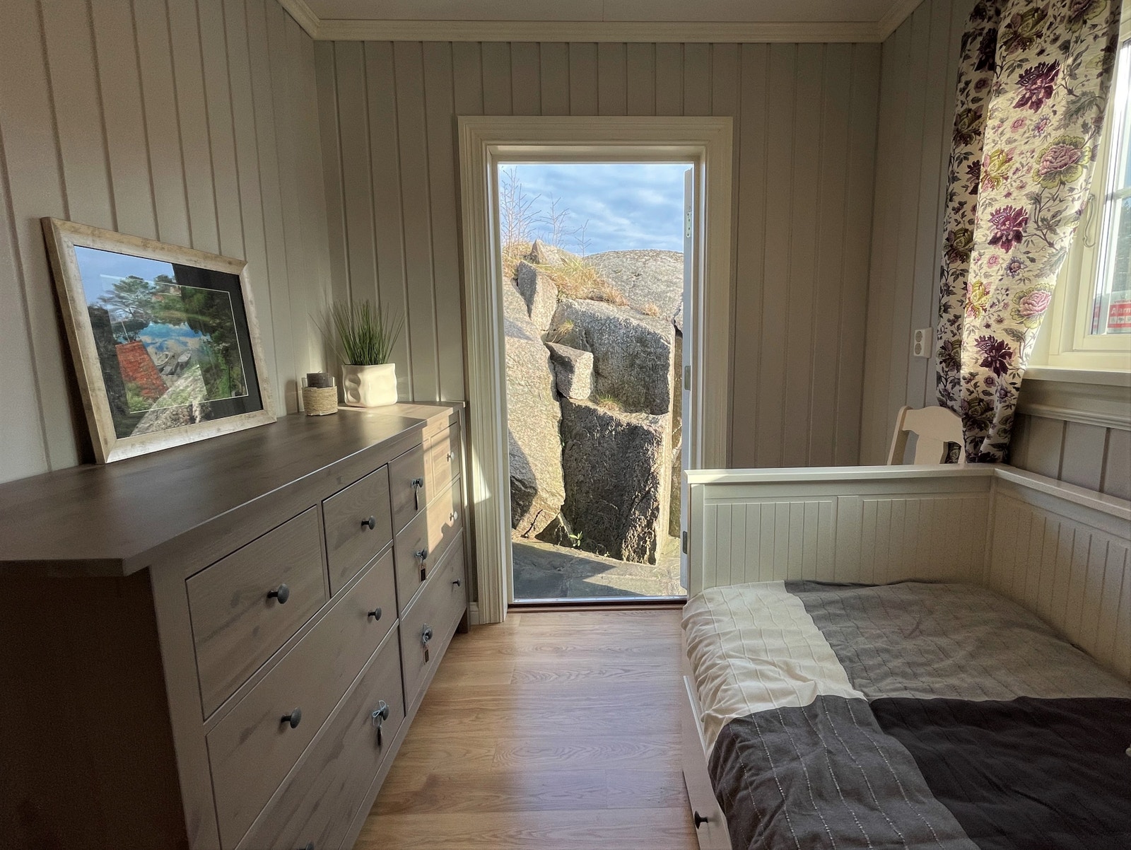 Sov 4: Lite ekstra soverom i 2. etg med 90x200 seng og egen utgang til berget bak huset Galleribilde