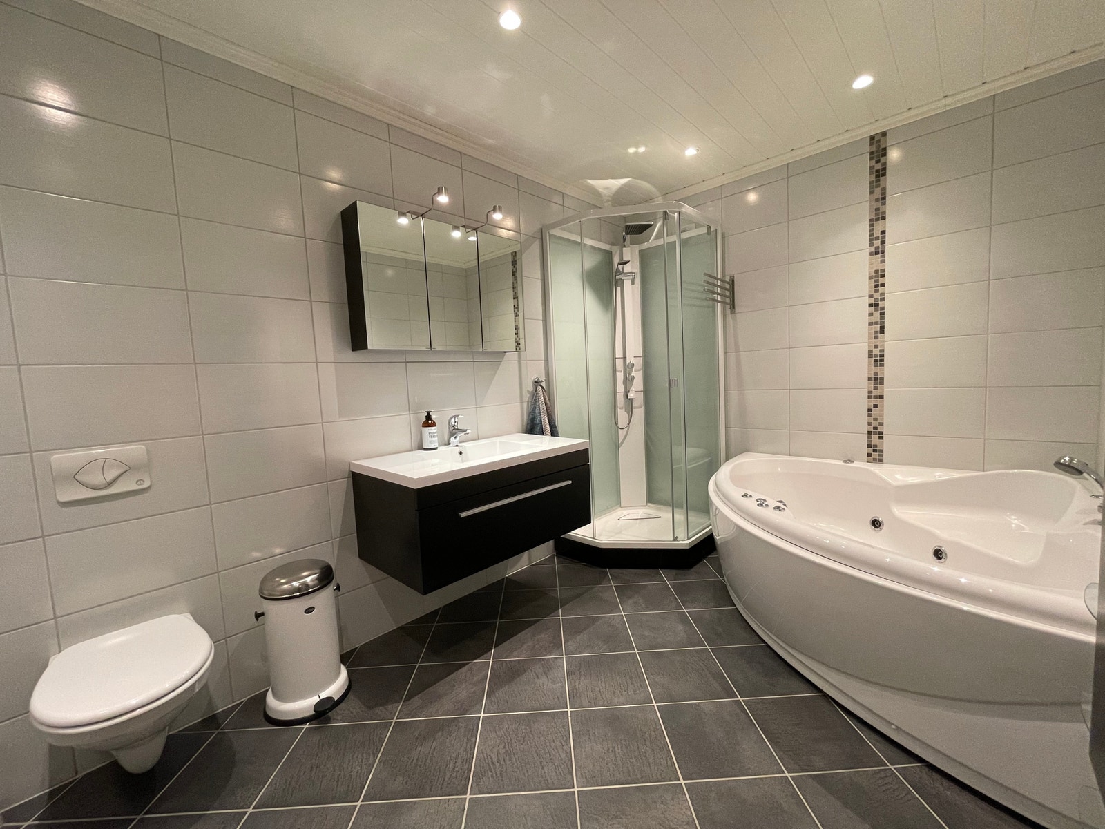 Hovedbadet - Stort bad med boblebad og en herlig dusj Galleribilde