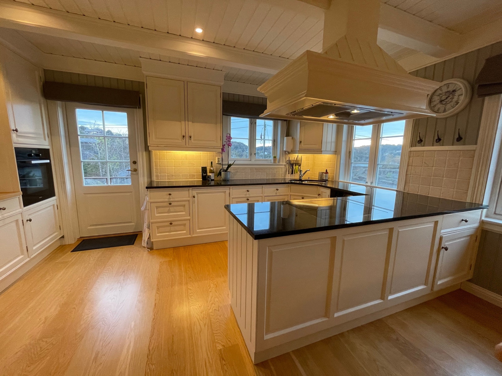 Lekkert kjøkken med benkeplater i stein Galleribilde