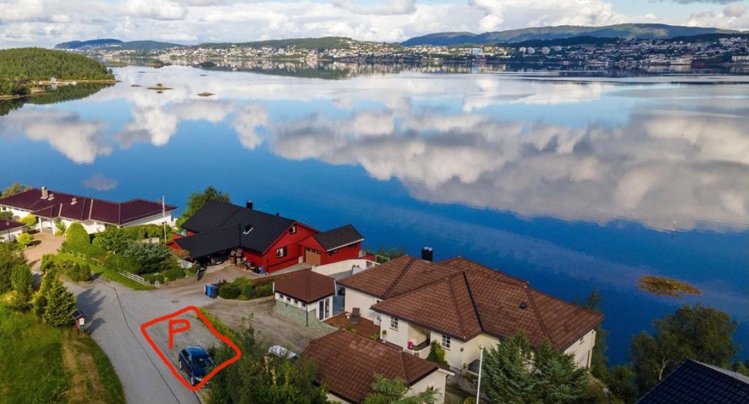 Leiligheten disponerer egen parkering, maks 2 biler Galleribilde