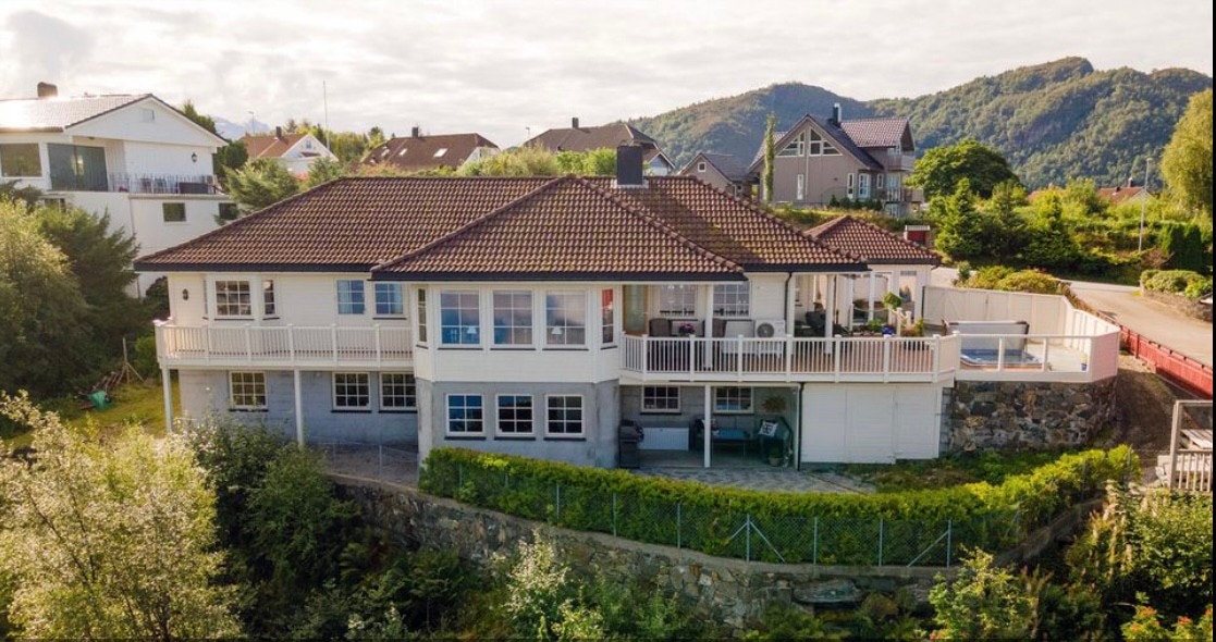 Leiligheten ligger i 1.etg (inngang på baksiden) Galleribilde