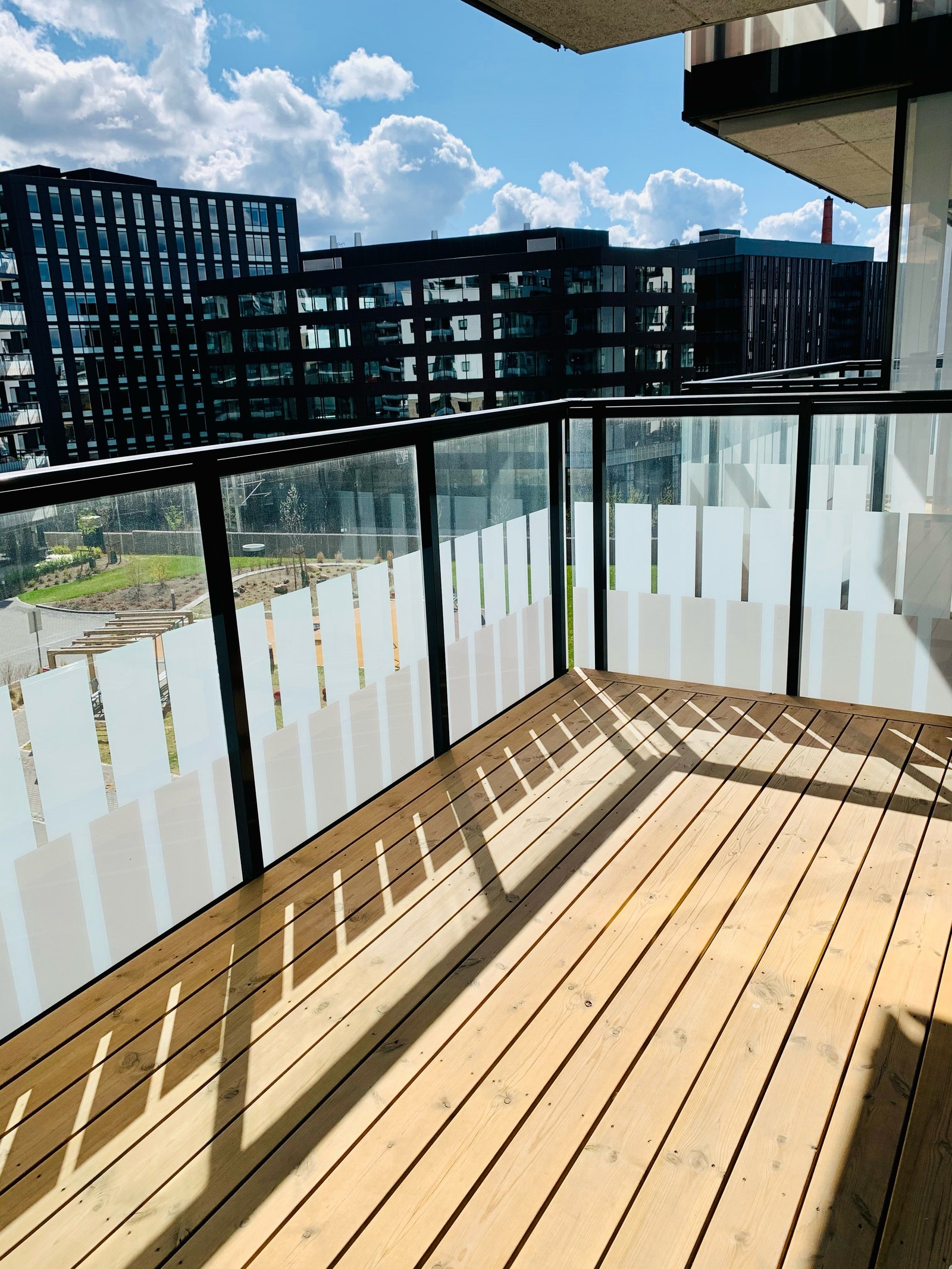 Utgang fra stuen til overbygd balkong på ca 9 kvm. Galleribilde