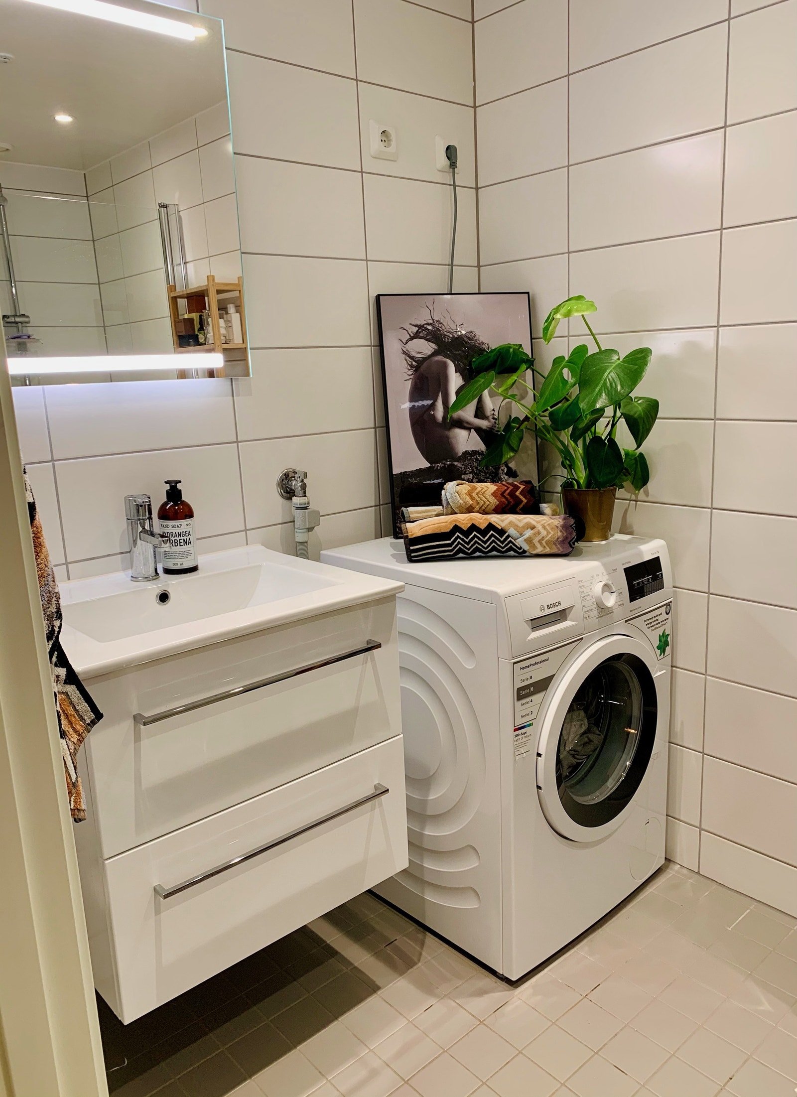 Bad. Opplegg til vaskemaskin som følger med. Galleribilde