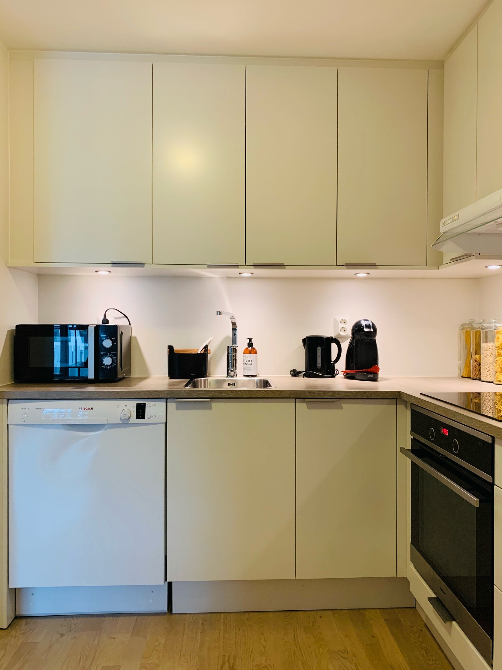 Godt med skap- og benkeplass. Galleribilde