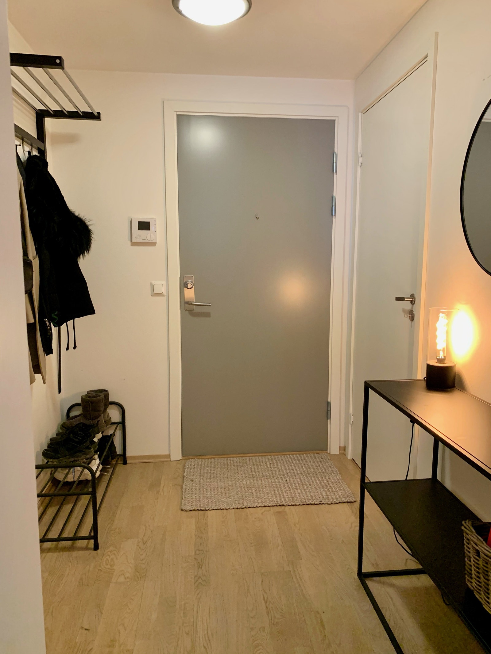Lys og innbydende entré med god plass til å henge yttertøy og diverse. Galleribilde