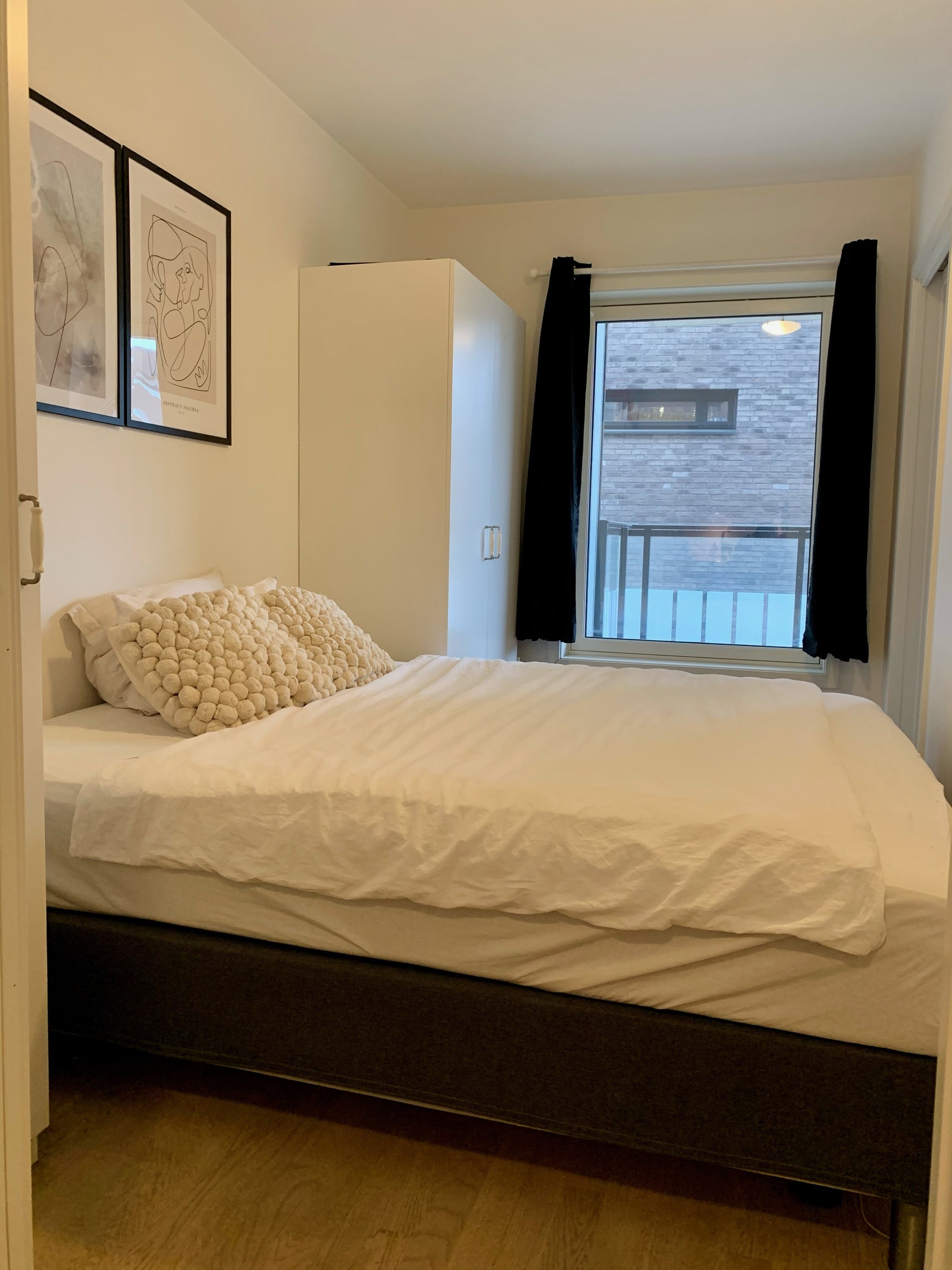 Soverom med plassbesparende skyvedører ut til stue og kjøkken. Galleribilde