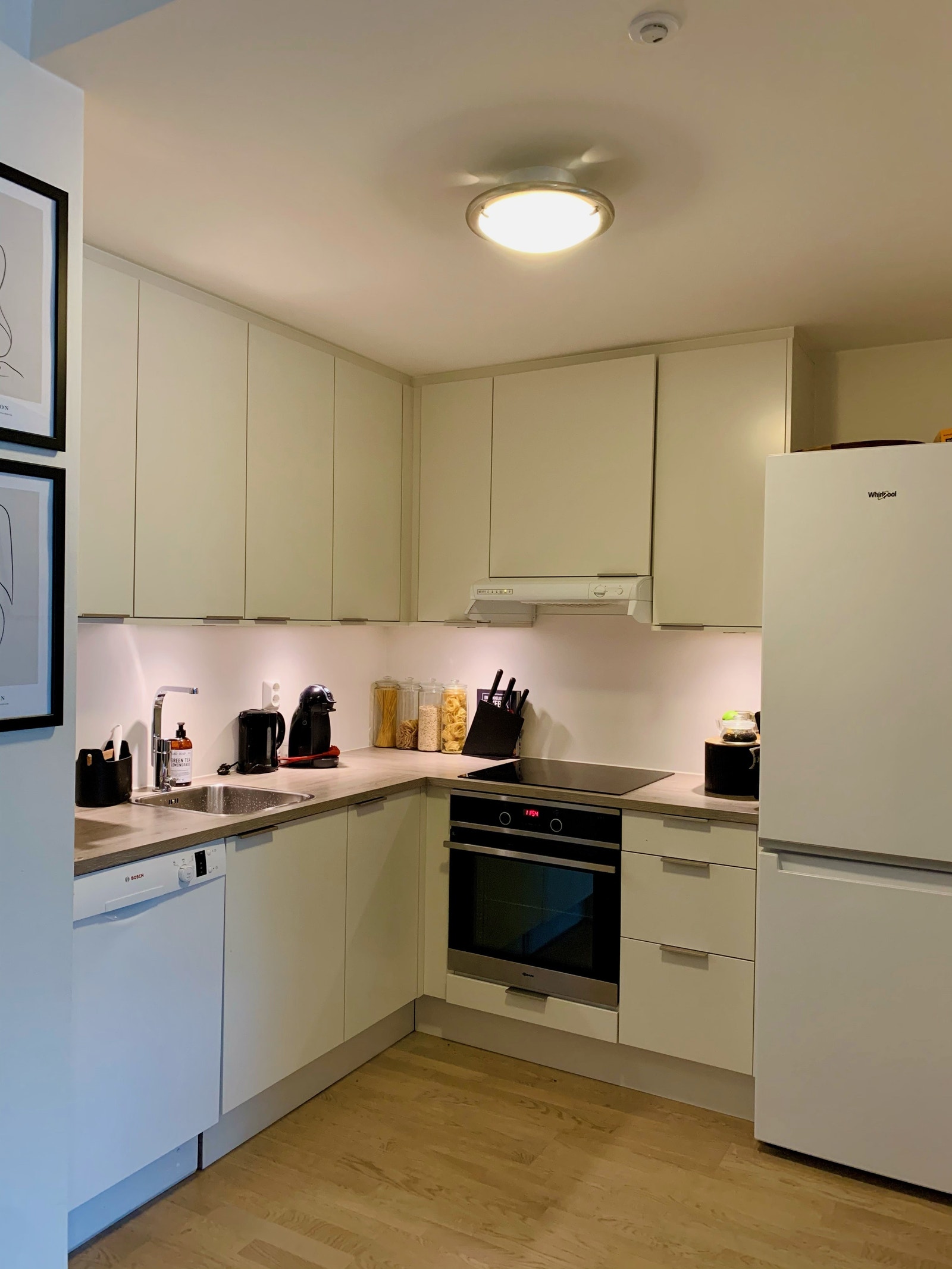 Fin delvis åpen kjøkkenløsning. Hvitvarer inkludert som oppvaskmaskin og kjøleskap. Galleribilde