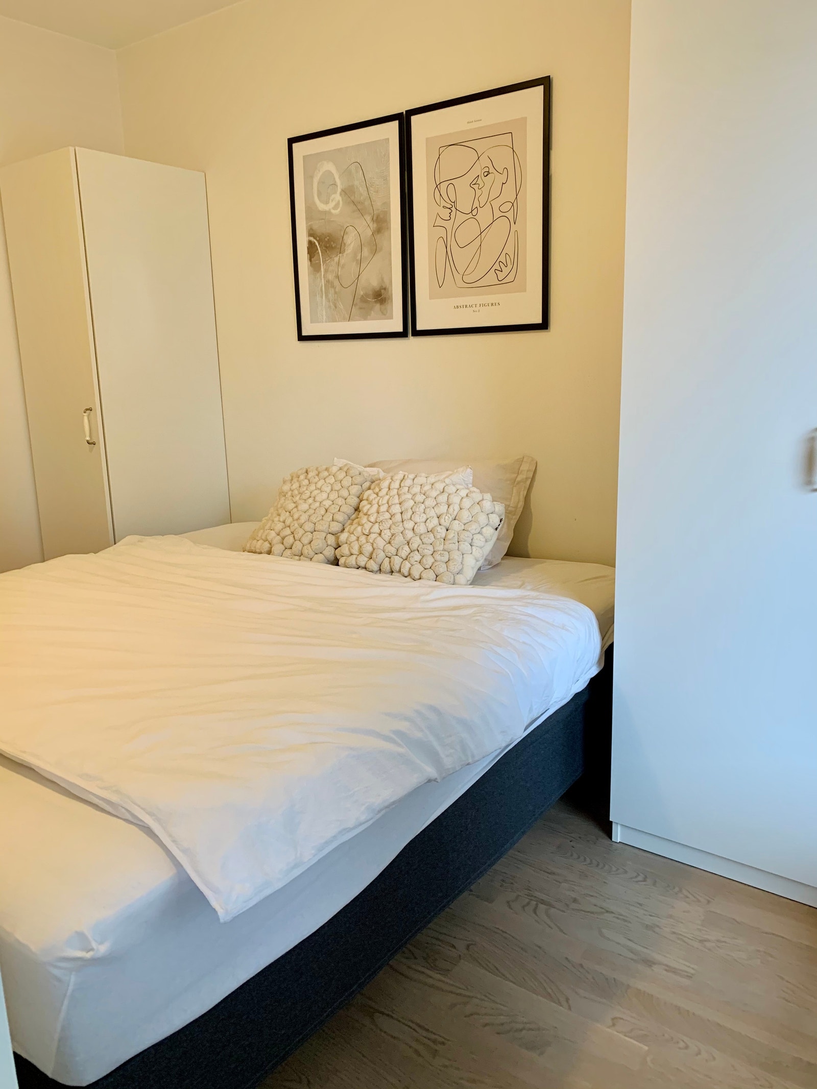 Boligens soverom med to garderobeskap av god størrelse på hver side. Galleribilde