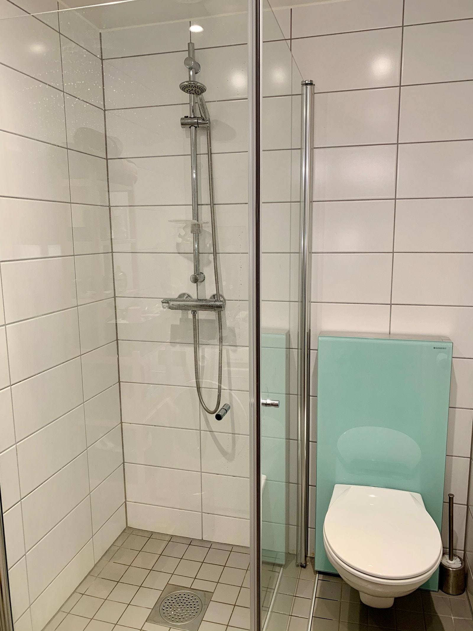 Dusjnisje med innfellbare dører i glass og downlights i himling. Galleribilde