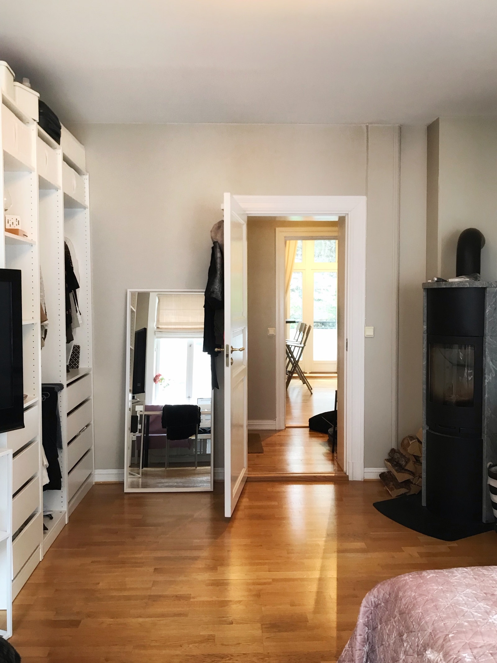 Rom 1 med peisovn - til illustrasjon før oppussingen. Galleribilde