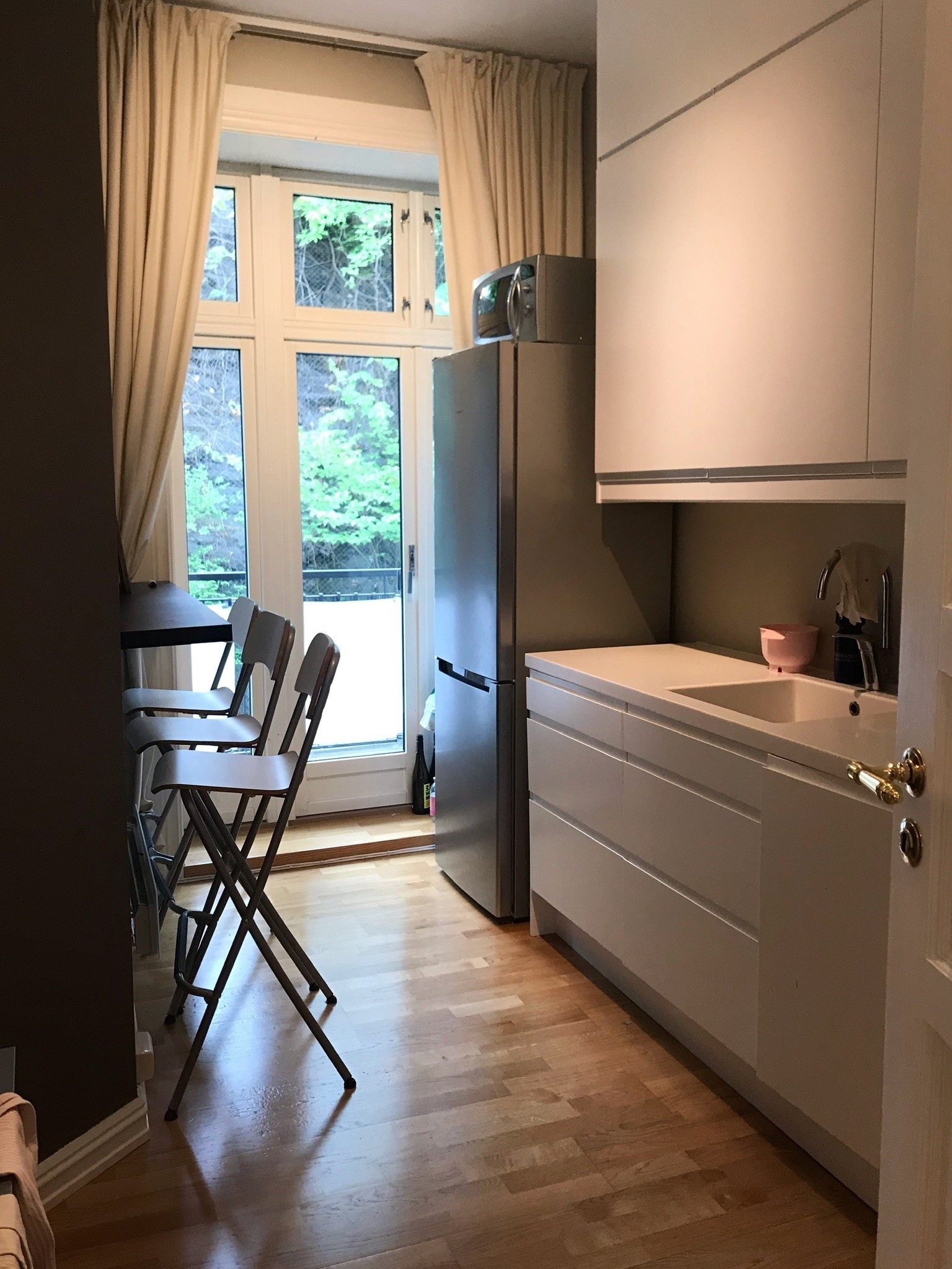 Kjøkken del 2 - før nye farger - utgang til balkong. Galleribilde