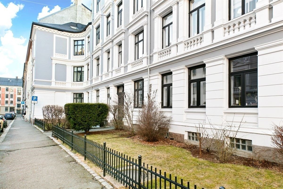 Leiligheten ligger i høy andreetasje. Galleribilde