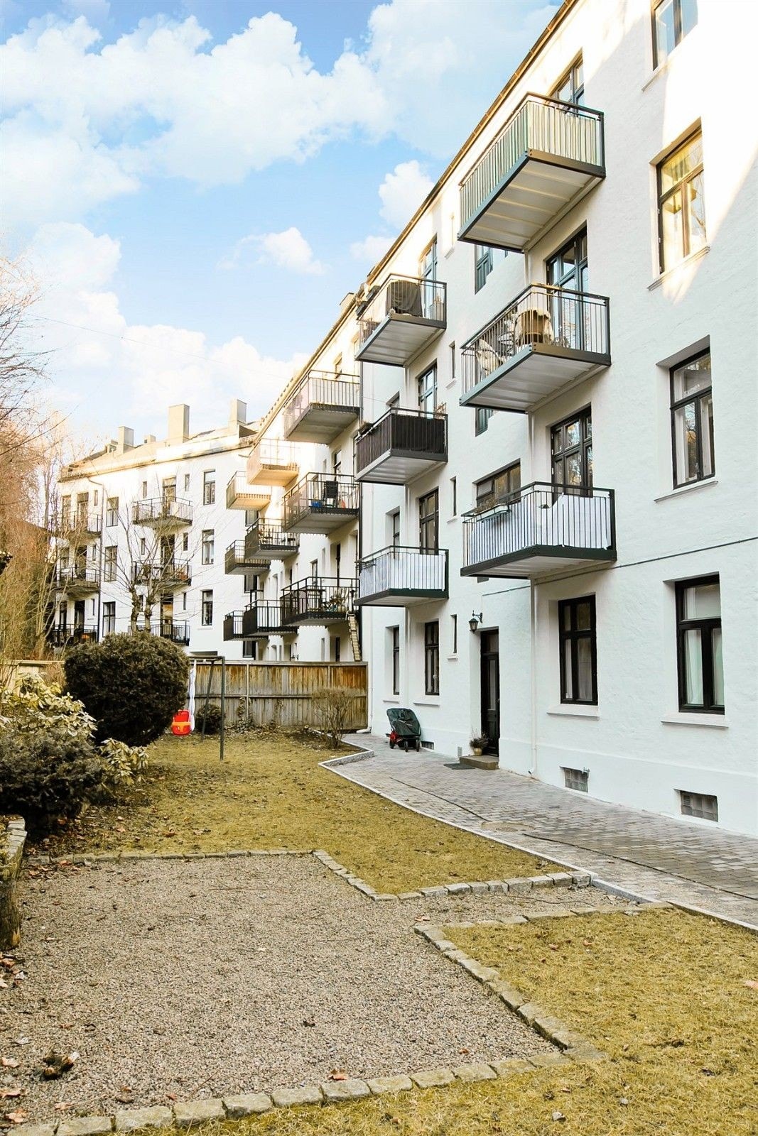 Bakgården del 2 Galleribilde