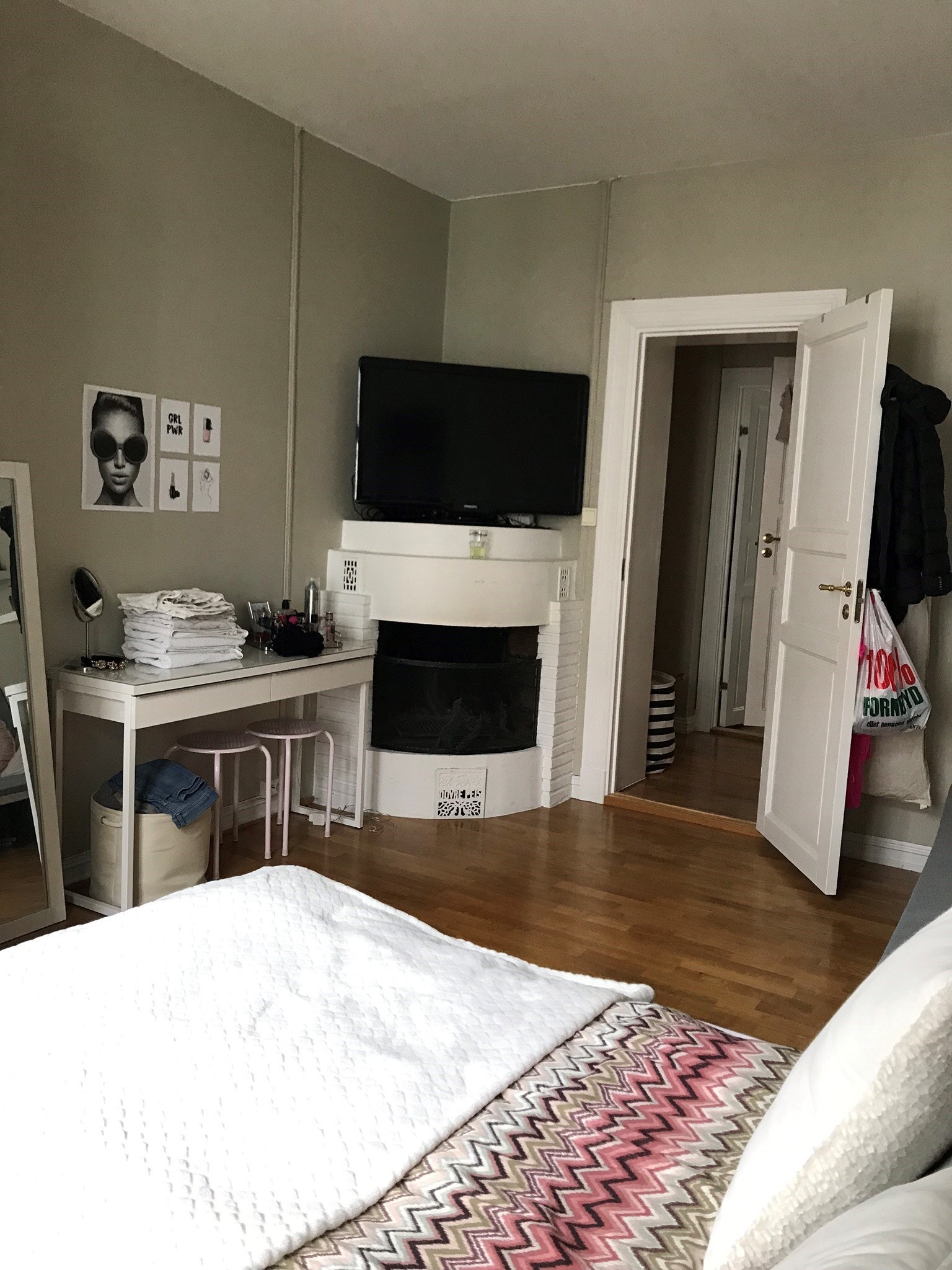 Rom 3 - til illustrasjon før oppussingen. Kan både være soverom eller stue, eventuelt en kombinasjon. Galleribilde