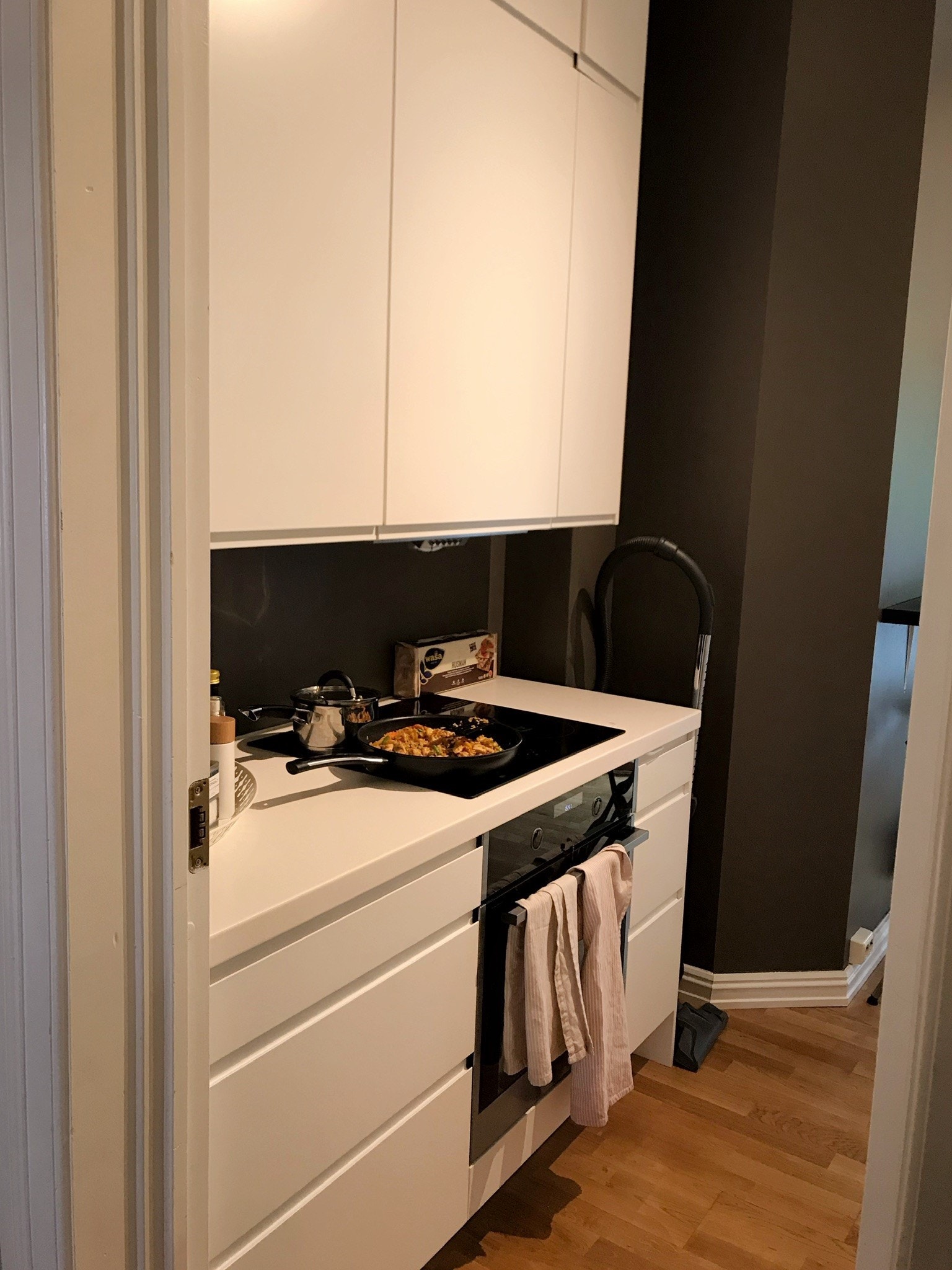 Kjøkken del 1 - før nye farger. Galleribilde