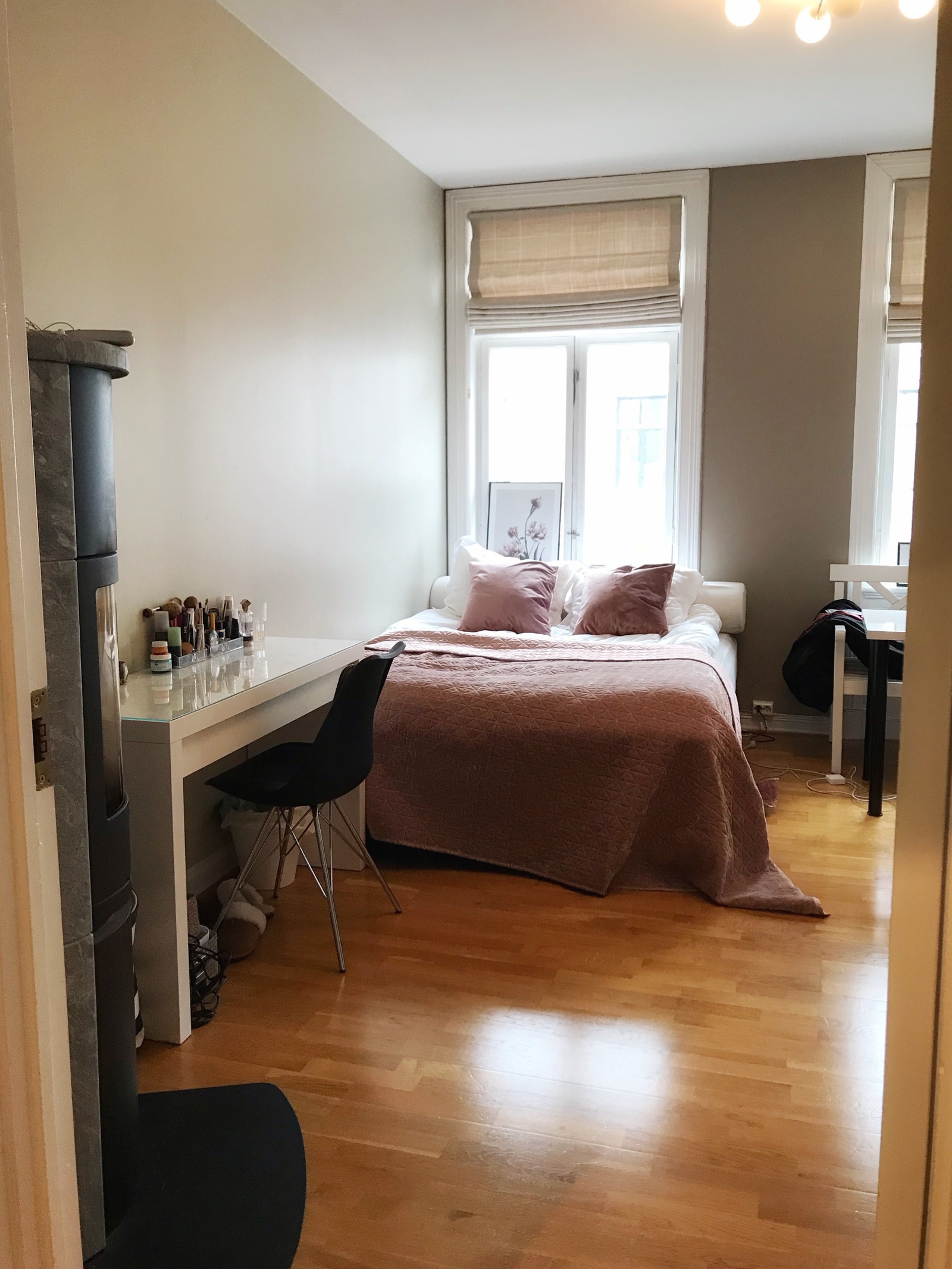 Rom 1 - til møbelillustrasjon før oppussingen. Kan både være soverom eller stue, eventuelt en kombinasjon. Galleribilde