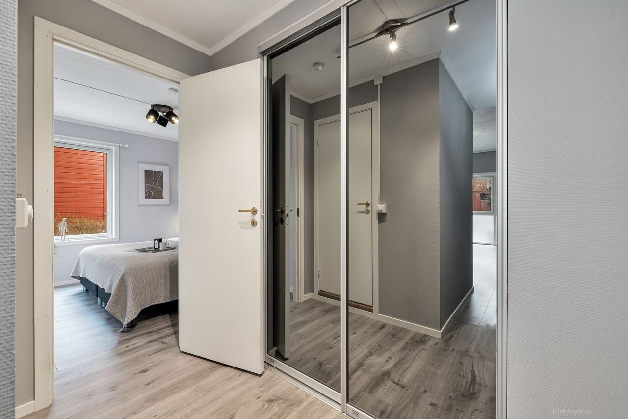 I entré/gang er det fint bod/garderobe med skyvedørsfront. Galleribilde