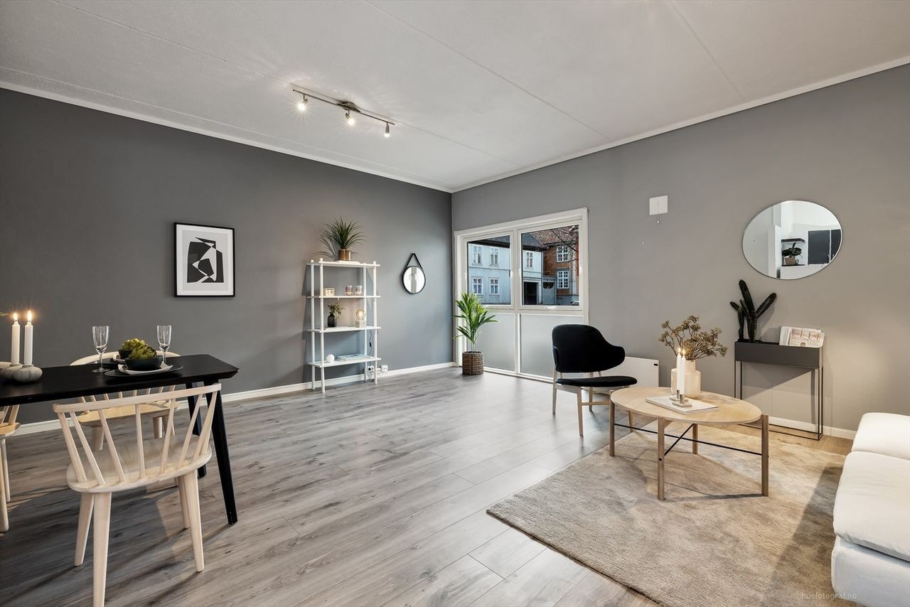 Stua fremstår med lyse og duse fargevalg som er romslig og har store vinduer som slipper inn mye lys. Galleribilde