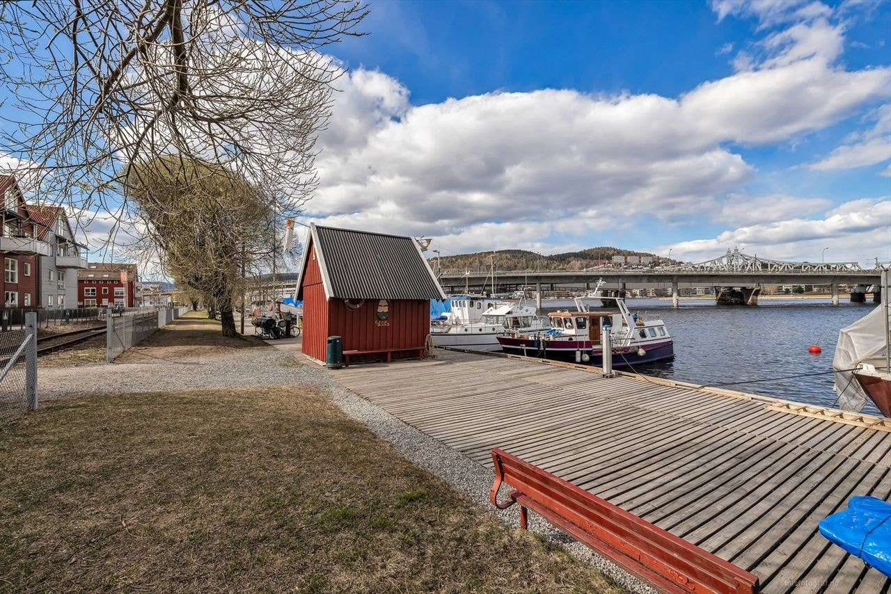 Sist men ikke minst ligger leiligheten noen titalls meter unna Drammenselva. Nærhet til stranda, togstasjon og alt annet. Galleribilde