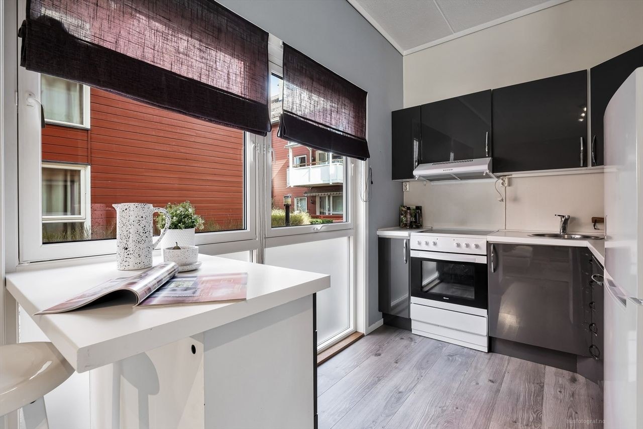 Leiligheten har delvis åpen kjøkkenløsning. Galleribilde