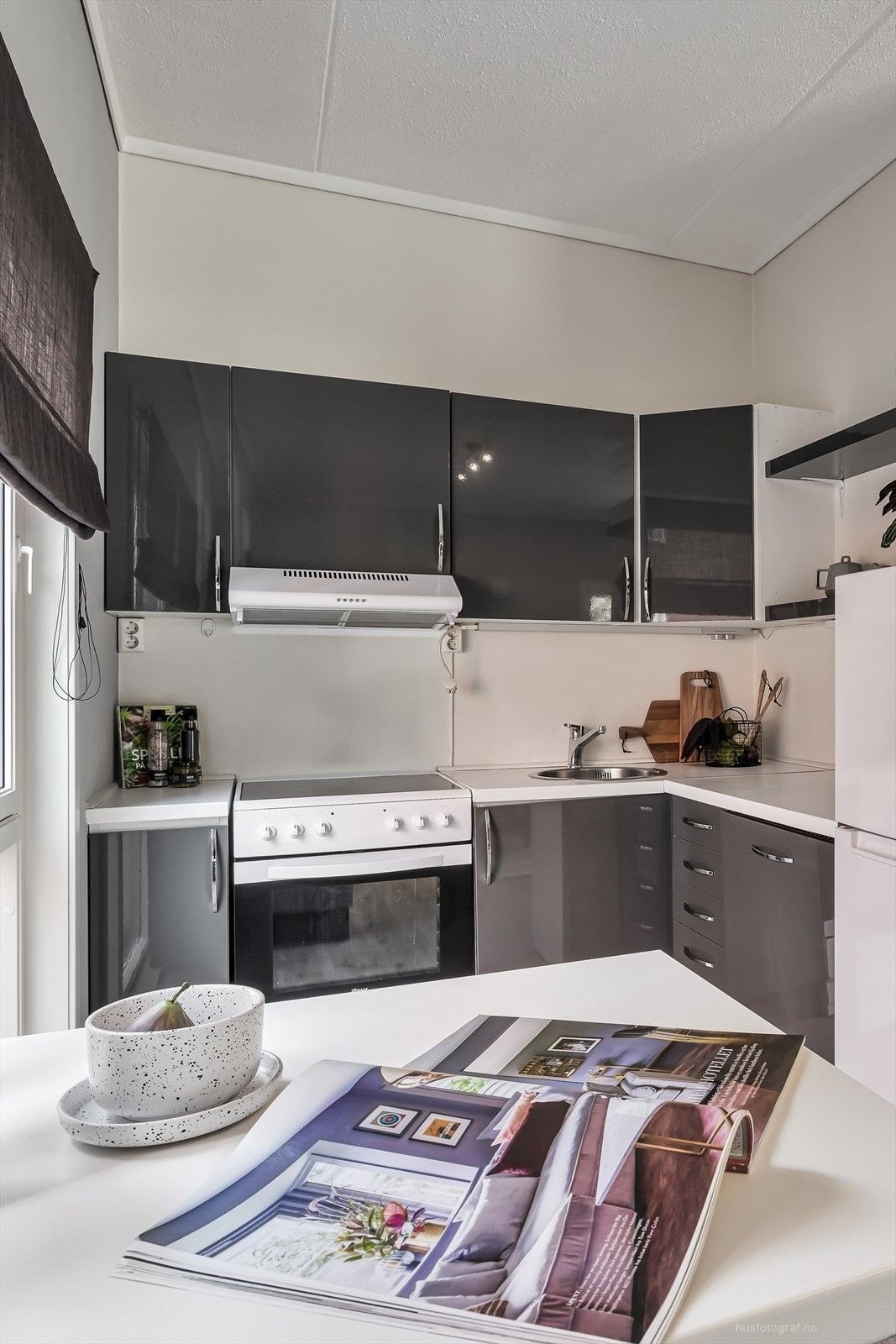 Kjøkkenet er grå innredet, samt at den har avtrekksvifte over komfyr, varmtvannsbereder i benkeskap på kjøkken. Galleribilde