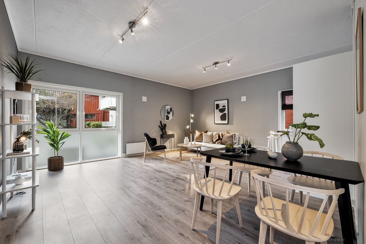 En lys og romslig stor stue med god plass til ekstra seng dersom det skulle være behov. Galleribilde